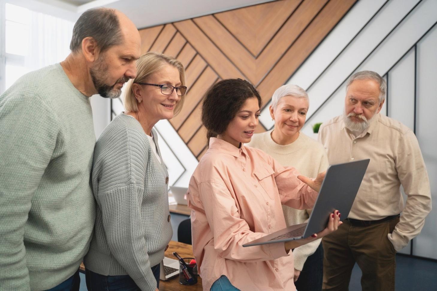 Salone moderno syraviontek con postazioni di lavoro professionali