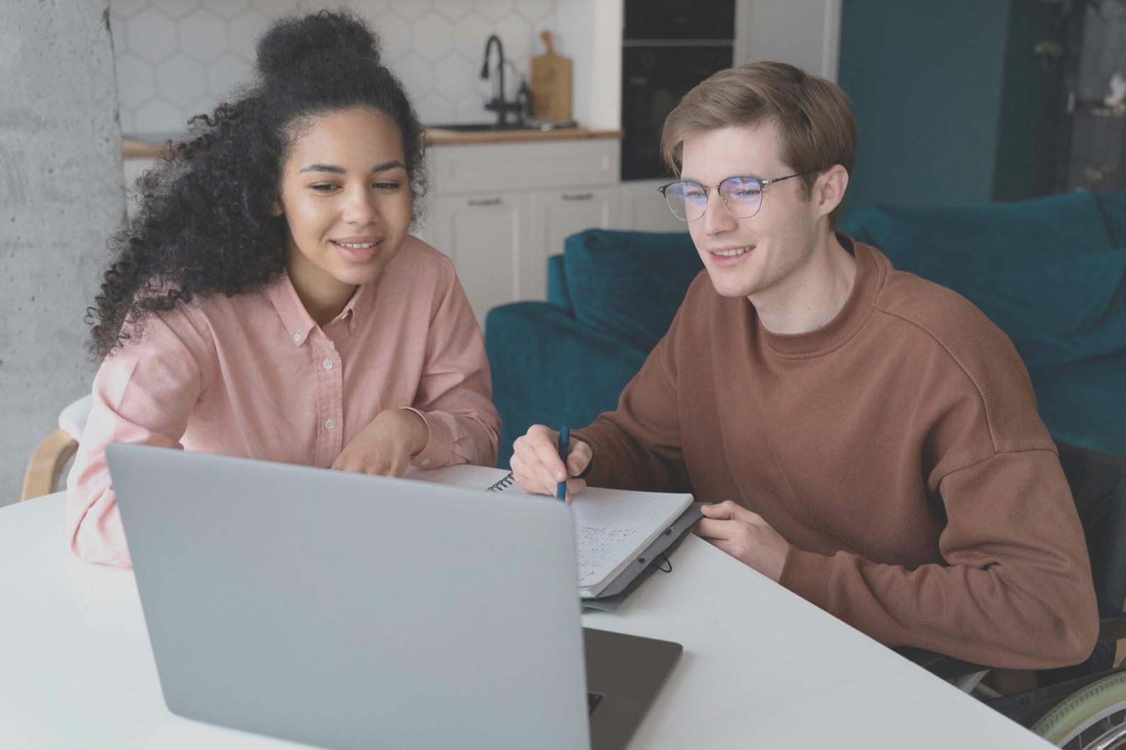 Tecniche avanzate di taglio capelli contemporaneo