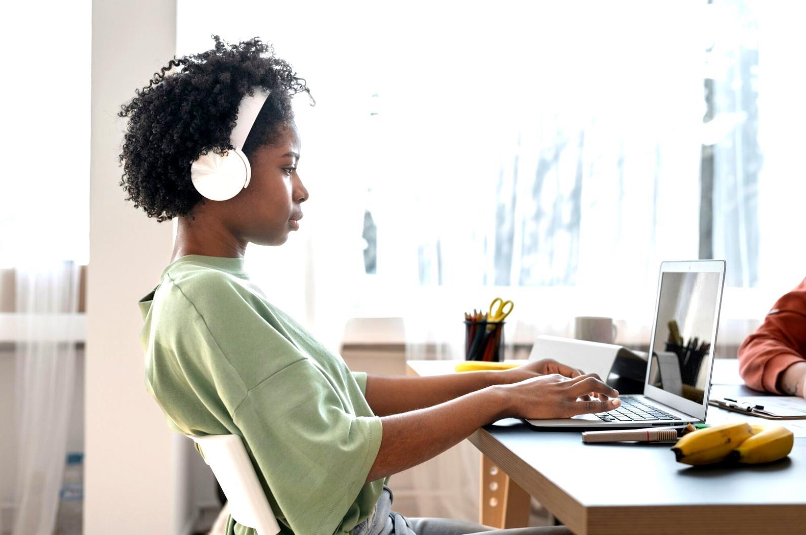 Professionista dell'hairstyling al lavoro su tecniche di taglio moderne